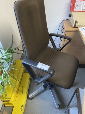 5571.30 => 1 Schreibtisch mit Aktenrollcontainer, Besucherstuhl und Drehstuhl