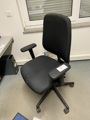 5571.37 => 1 Drehstuhl mit Armlehnen