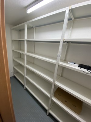 5571.46 => 1 Pos. Fachbodenregale, ca. 4 lfm. (Stecksystem)