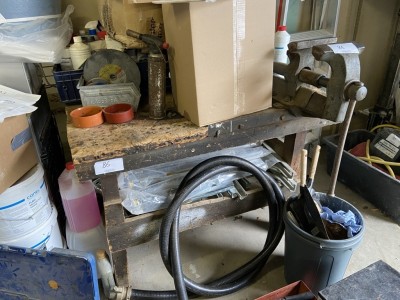 5571.86 => 1 Werkbank mit Schraubstock