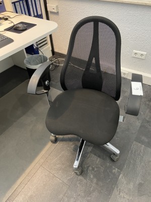 5612.6 =>. 1 Drehstuhl mit Armlehnen