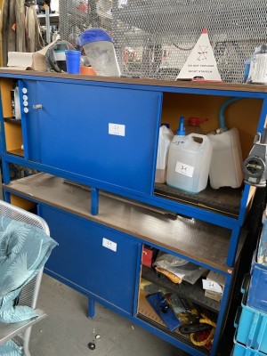 5612.71 =>. 2 Metallschiebetürenschränke mit Inhalt