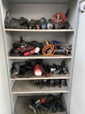 5612.72 =>. 1 Metallwerkzeugschrank mit diversen Kleinmaschinen