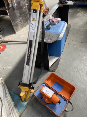 5612.101 =>. 1 Nivelliergerät Nestle mit Alu-Nivellierstativ