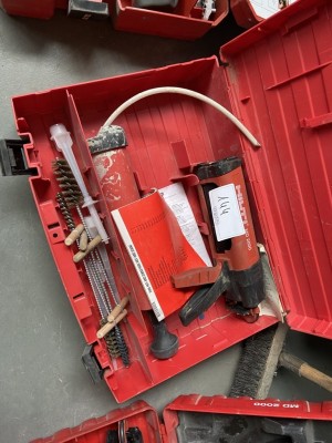 5612.144 =>. 2 Ausdrückpistolen Hilti MD 2000
