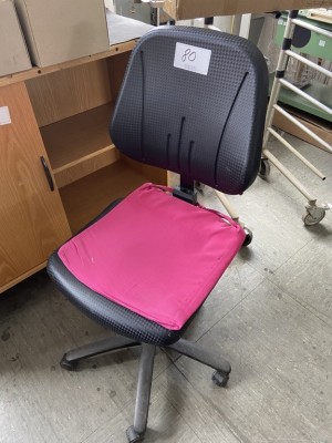 5595.80 => 1 Arbeitstisch, ca. 4,5 lfm. mit Arbeitsdrehstuhl