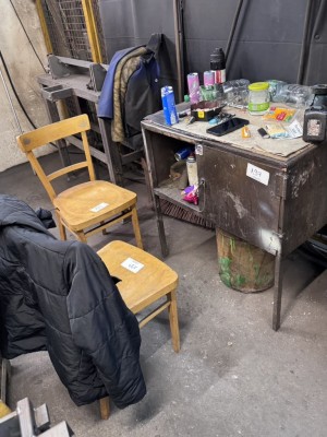 5627.197    =>   1 Metallwerkzeugschrank mit 2 Stühlen