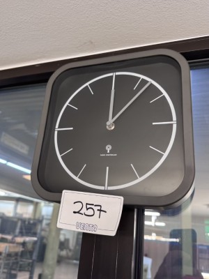 5627.257    =>   1 Wanduhr