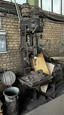 5569.68 => 1 Säulenbohrmaschine mit Schraubstock