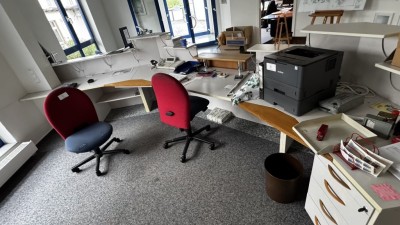 5618.3 => 1 Annahmetresen, ca. 1x3x2 lfd. m mit Rückschreibtisch