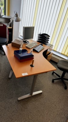 5618.85 => 1 Schreibtisch mit Aktenrollcontainer und Tischleuchte