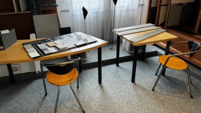 5618.93 => 2 Tische mit Besucherstuhl