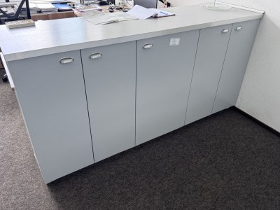 5634.52 => 1 Highboard, ca. 1,8 lfm. mit Thekenbrett