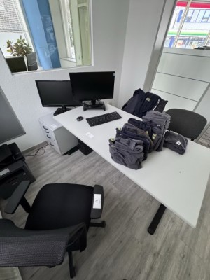 Bild 5589.67 => 1 Schreibtisch mit Aktenrollcontainer