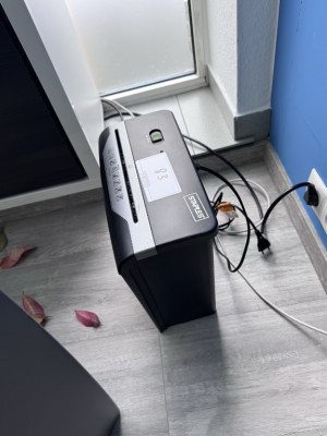 Bild 5589.83 => 1 Aktenvernichter Staples
