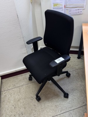 5385.898    =>    1 Drehstuhl mit Armlehnen