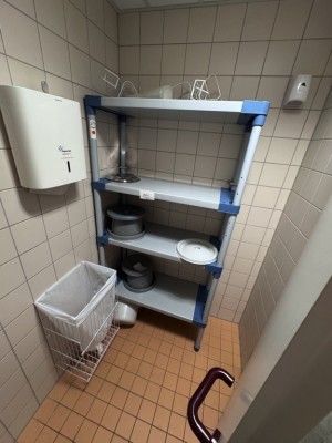 5385.1061    =>    1 Steckbeckenspüler Discher mit Ausgussbecken und Kunststoffregal