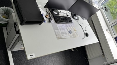 Bild 5590.14 => 1 Schreibtisch mit 2 Aktenrollcontainern - Abholung nach Freigabe −