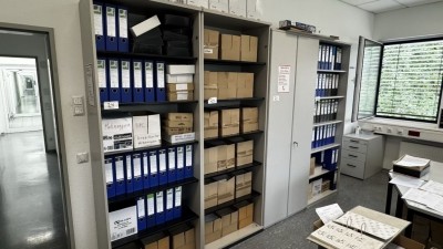 Bild 5590.24 => 3 Aktenregale mit insgesamt 1 Aktenschrank - Abholung nach Freigabe −
