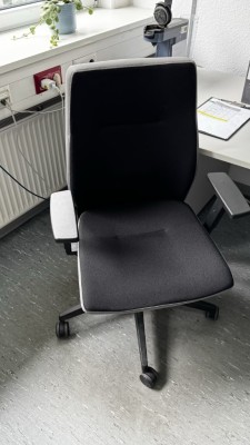 Bild 5590.80 => 1 Drehstuhl mit Armlehnen - Abholung nach Freigabe −