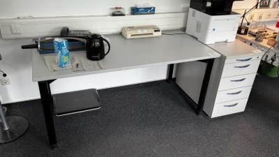 Bild 5590.94 => 1 Schreibtisch mit Aktencontainer - Abholung nach Freigabe −