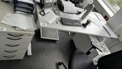 Bild 5590.108 => 1 Schreibtisch, elektrisch höhenverstellbar mit Aktencontainer - Abholung nach Freigabe −