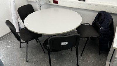 Bild 5590.111 => 1 Tisch mit 4 Besucherstühlen