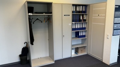 Bild 5590.137 => 2 Aktenregale mit insgesamt 1 Aktenschrank und Garderobenschrank