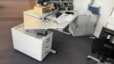 Bild 5590.138 => 1 Schreibtisch mit Aktenrollcontainer und Aktenschiebetürenschrank