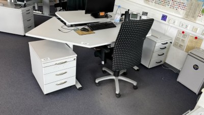 Bild 5590.142 => 1 Schreibtisch mit 2 Aktenrollcontainern