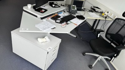 Bild 5590.148 => 1 Winkelkombination, elektrisch höhenverstellbar mit Aktenrollcontainer