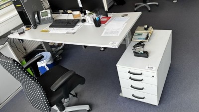 Bild 5590.155 => 1 Schreibtisch, elektrisch höhenverstellbar mit Aktenrollcontainer u