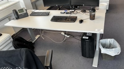 Bild 5590.160 => 1 Schreibtisch, elektrisch höhenverstellbar mit Aktenrollcontainer
