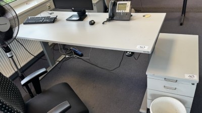 Bild 5590.163 => 1 Schreibtisch, elektrisch höhenverstellbar mit Aktenrollcontainer