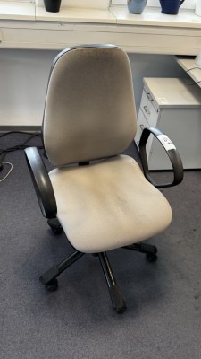 Bild 5590.167 => 1 Drehstuhl mit Armlehnen