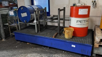 Bild 5590.348 => 2 Ölfasskabinette mit insgesamt 1 Ölauffangwanne