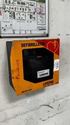 Bild 5590.355 => 1 Defibrillator Medtronic in Metallschrank