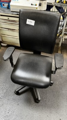 Bild 5590.434 => 1 Drehstuhl mit Armlehnen