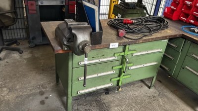 Bild 5590.446 => 1 Werkbank mit Schraubstock