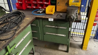 Bild 5590.447 => 1 Werkbank mit Schraubstock
