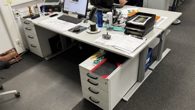 Bild 5590.483 => 2 Schreibtische, elektrisch höhenverstellbar mit Aktenrollcontainer