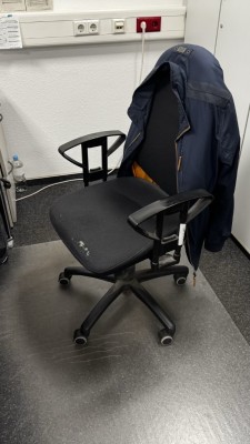 Bild 5590.485 => 1 Drehstuhl mit Armlehnen