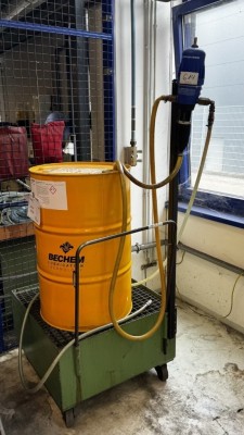 Bild 5590.614 => 1 Ölauffangwanne mit Ölfasspumpe Dosatron