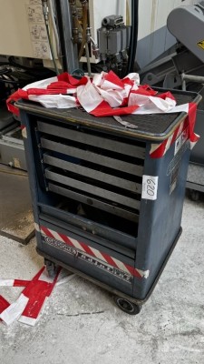 Bild 5590.620 => 1 Werkstattwagen Gedore mit Kleinwerkzeugen und Schraubstock