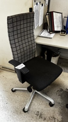 Bild 5590.634 => 1 Drehstuhl mit Armlehnen - Abholung nach Freigabe −