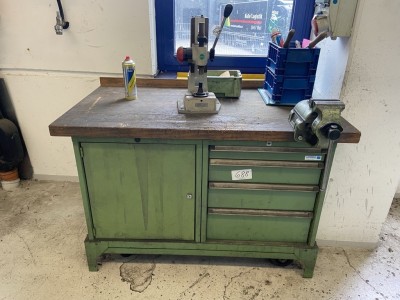 Bild 5590.688 => 1 Werkbank mit Schraubstock, Kniehebelpresse und Aufbockfahrgestell