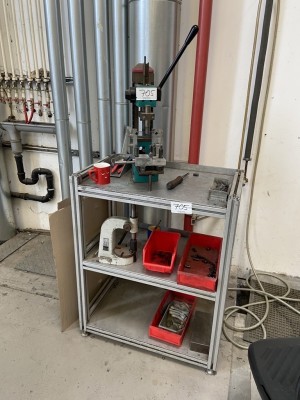 Bild 5590.705 => 1 Kniehebelpresse auf Alu-Tisch