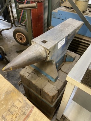 Bild 5590.793 => 1 Amboss, 1 Spitze auf Holzblock