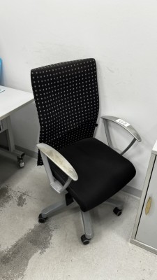 Bild 5590.897 => 1 Drehstuhl mit Armlehnen