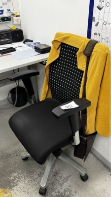 Bild 5590.902 => 1 Drehstuhl mit Armlehnen